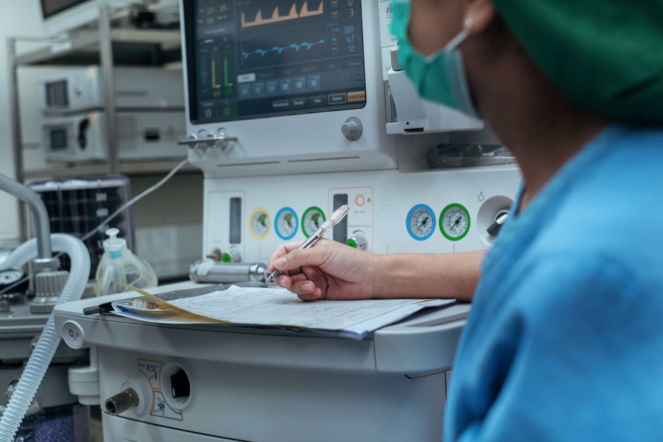 Anesthesia provider charting at the anesthesia machine